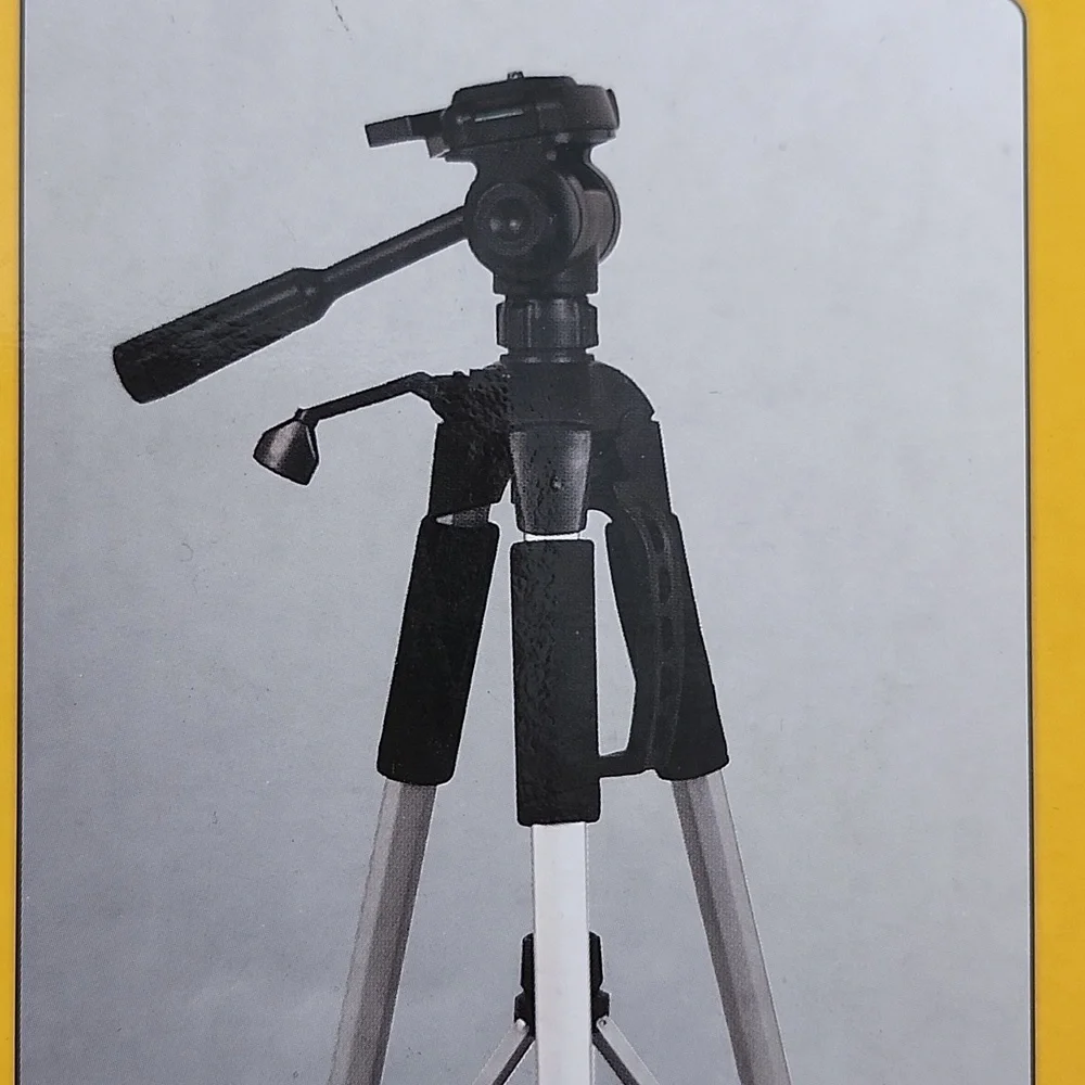 Digital Deluxe full-size Tripod with Carrying Case